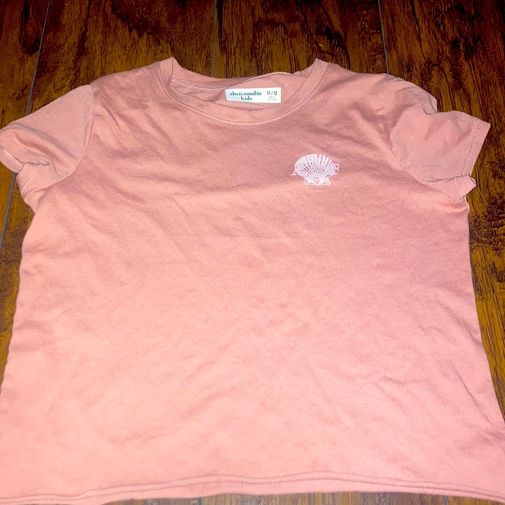 a Abercrombie crop tee with a seashell theme